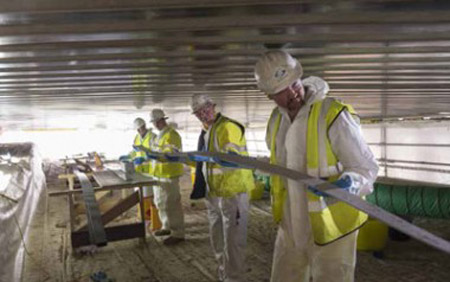 Arbeiter beim Betonsanieren in OÖ